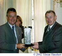 Mr. Vivian receiving the Leipzig Award from Mr. Beckstein.  Photo © 2002
Tilman Hausherr